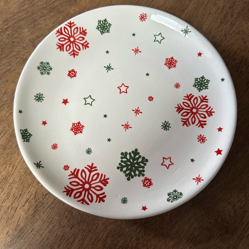 Snowflake plates NEW by Sullivangift, white w/red and green set of 4, 8 inches